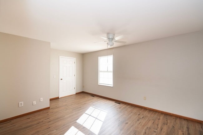 Building Photo - Spacious 2-Bedroom, 2.5-Bathroom Home