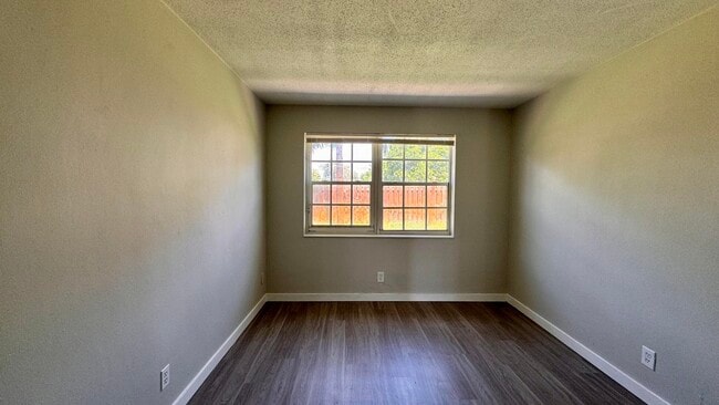 Building Photo - 141 NE 6th Ave