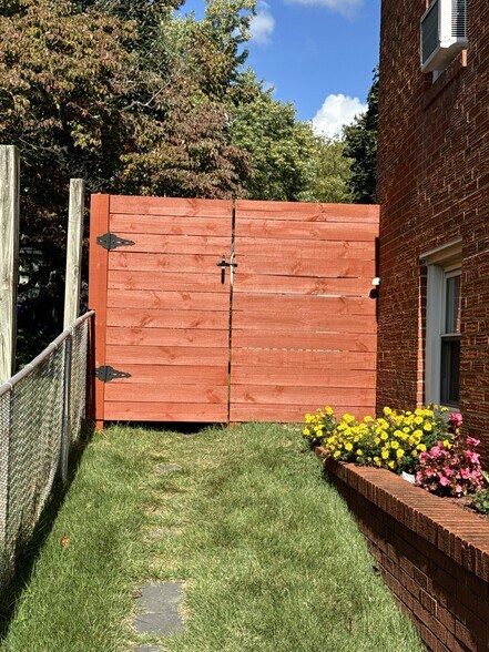 Building Photo - 914 Daleview Dr