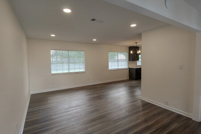 Building Photo - 5897 Somerset Dr