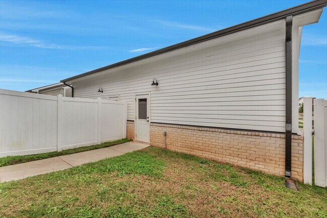 Building Photo - 2052 Sunflower Dr