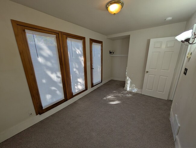 Building Photo - Well Maintained Duplex Unit in Bremerton, Available MARCH 15TH