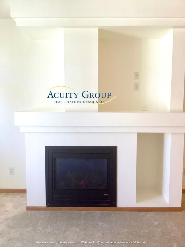 Building Photo - 2BR, 1 1/2 BA Townhome