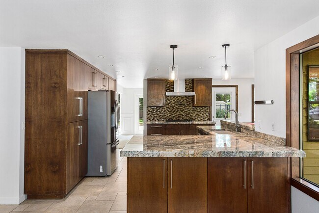 Building Photo - Spacious home in Lakemont Neighborhood!