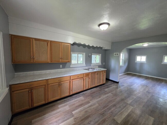Building Photo - Large Single Family House Available Now 3 to 4 Beds 1.5 Bath over 2000 SQ FT