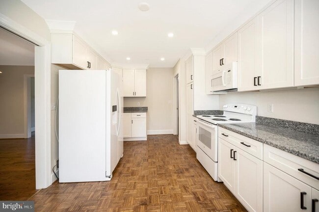 Building Photo - 1732 Beverly Dr