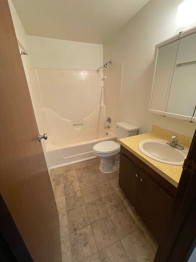 Building Photo - 2 Bedroom unit with Garage in Blaine