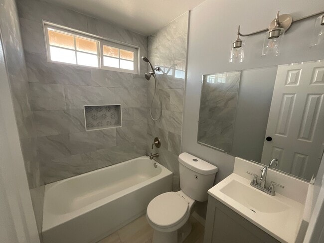 Building Photo - House - 2 Bedrooms / 1 Bathroom - Paramount