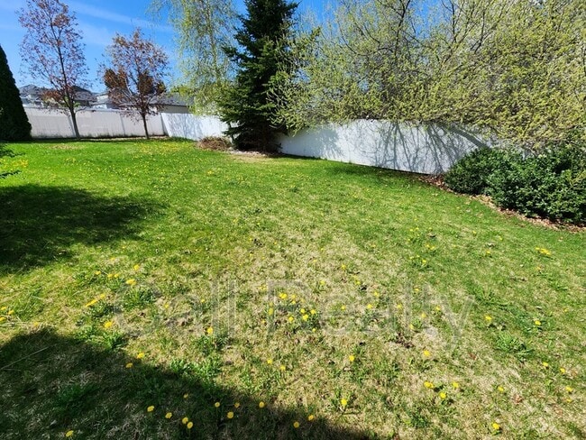 Building Photo - 916 Rees Ln