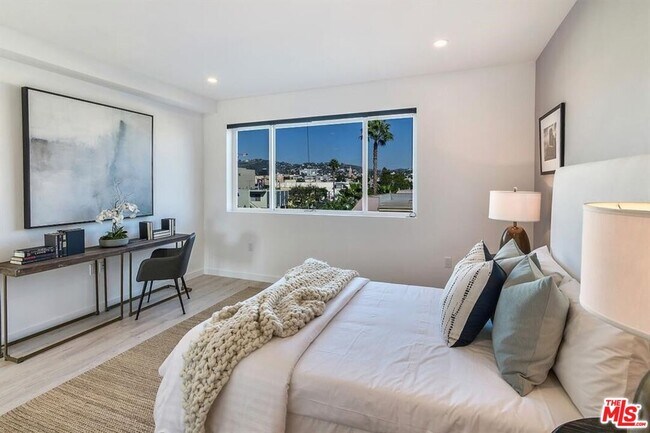 Building Photo - 1002 N Hudson Ave