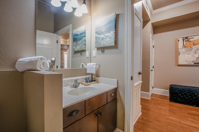 Building Photo - 612 Center St