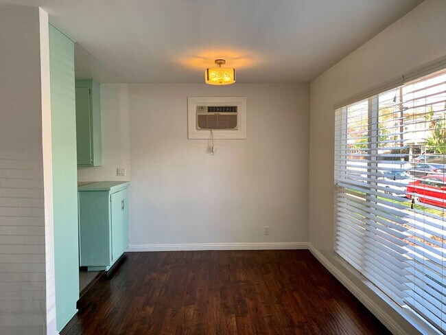 Building Photo - Completely Updated Front Unit