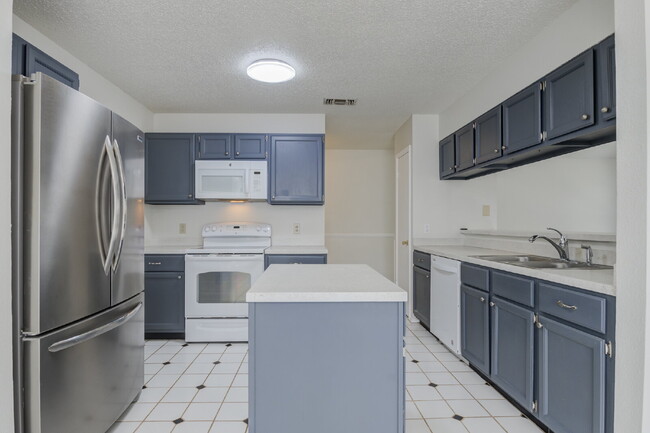 Building Photo - Cozy, Freshly Updated 3-bedroom 2-bathroom...
