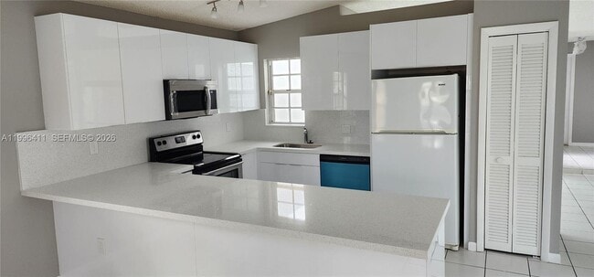 Building Photo - 4725 SW 143rd Ave