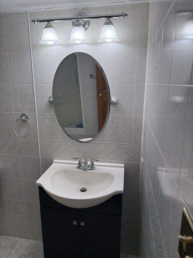 Large Suite Bathroom - 1575 W Street Rd