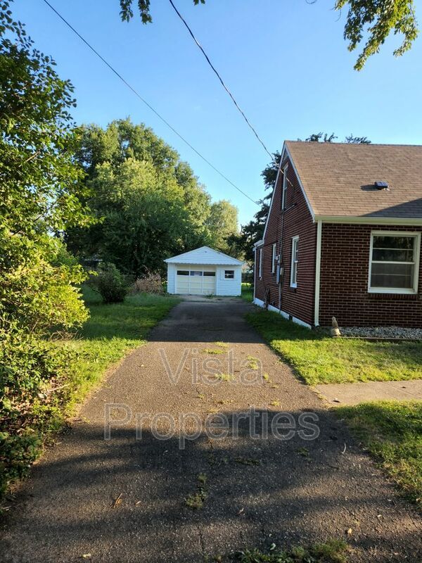 Building Photo - 1402 Fayette Dr