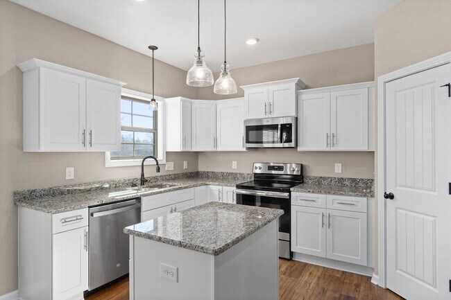 Building Photo - Pet Friendly Four Bedroom!