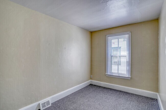 Building Photo - 132 W Mt Vernon St