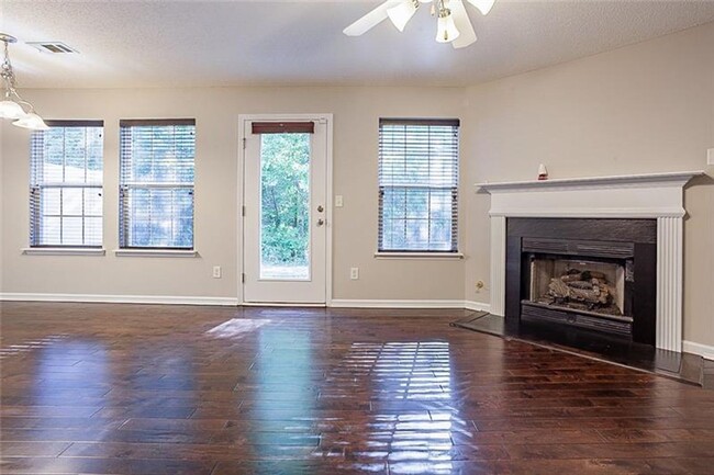 Building Photo - Spacious townhome minutes from Midtown Atl...