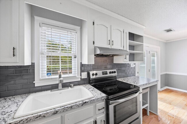 Building Photo - Updated and well maintained 3 bedroom, 2 b...