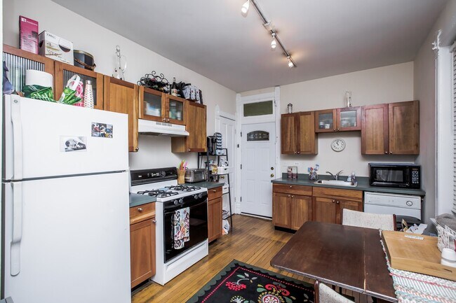Building Photo - Spacious 1bed in Bucktown!  Central Air, Dishwasher, FREE Laundry & Internet!