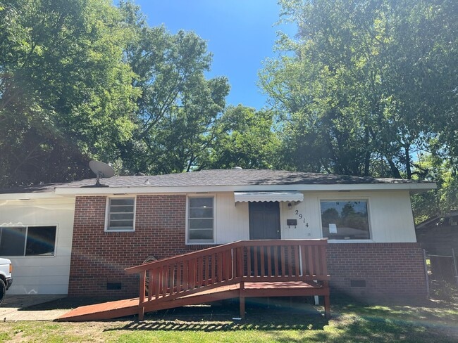 Building Photo - **AVAILABLE NOW**3 Bedroom / 1 Bathroom Ho...