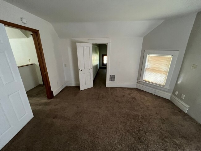 Building Photo - Large 4 bedroom house east of campus for A...