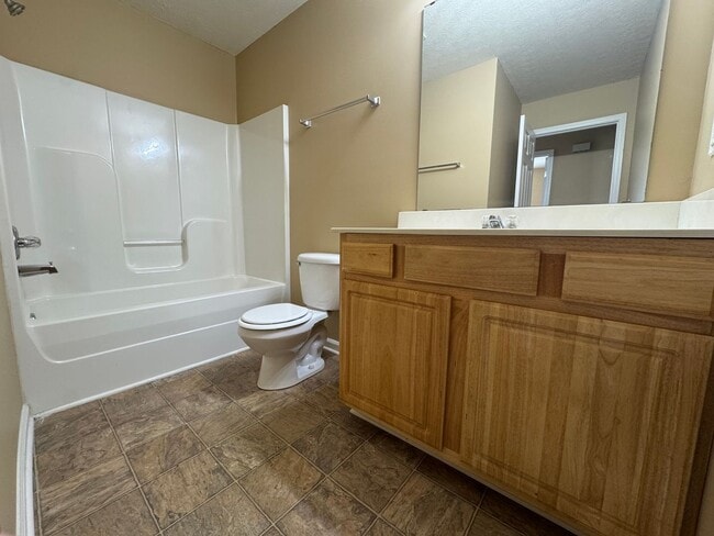 Building Photo - Spacious 3 bedroom, two bathroom home close to GM, Magna and Industrial Park