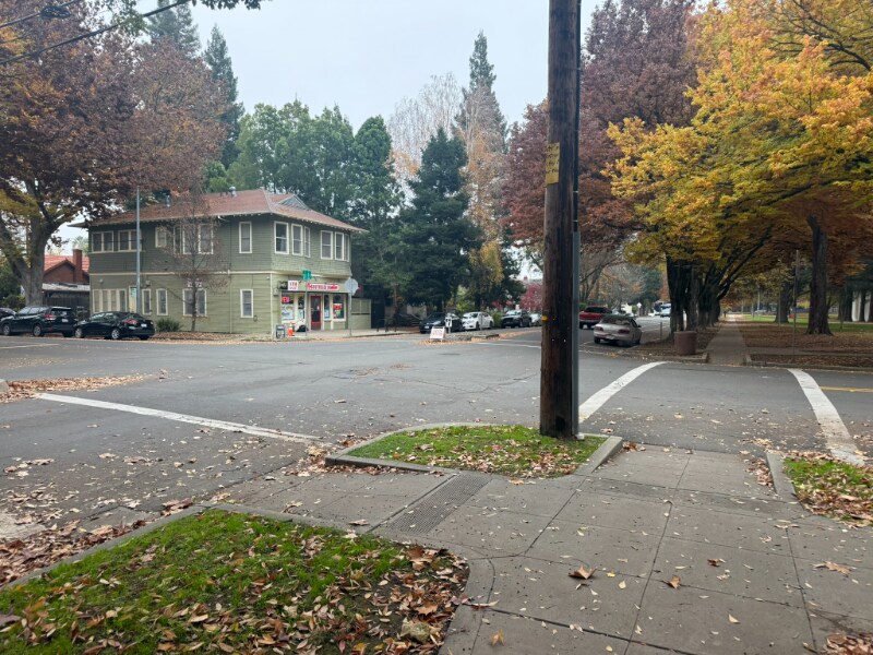 Building Photo - 2000 6th St