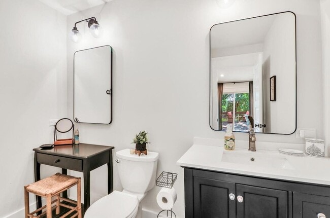 Building Photo - 543 Oakwood Trail