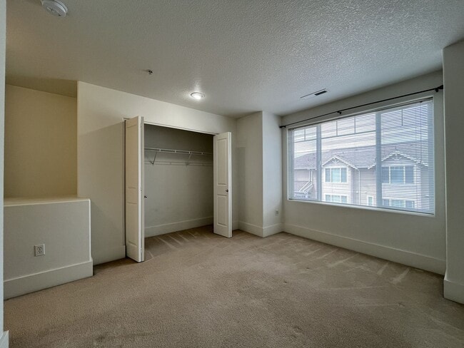Building Photo - 2 Bedroom 2.5 Bathroom with 2 Tandem Car garage ~ Convenient Cedar Mill Location Near St. Vincent...