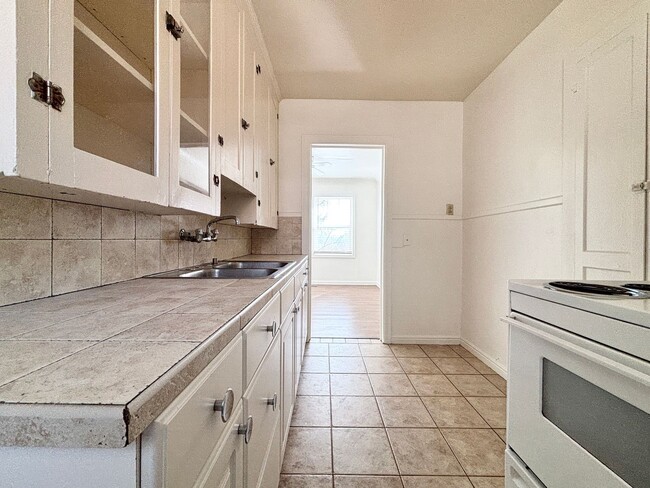 Building Photo - 454 F St