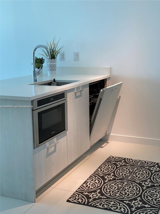 Building Photo - 501 NE 31st St