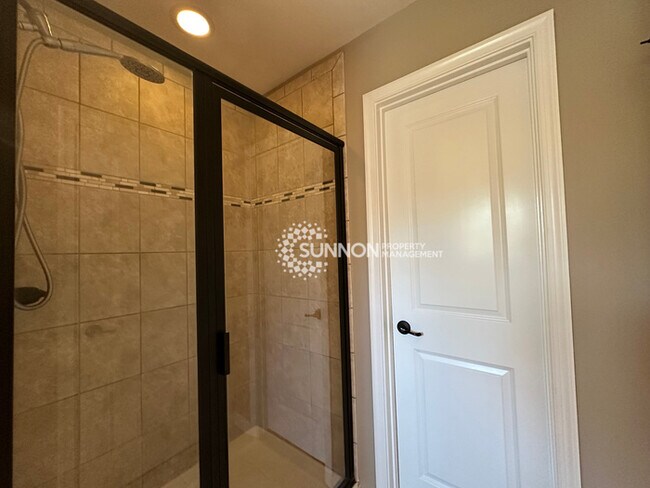 Building Photo - Updated 3 Bedroom Townhome in Bryant Park