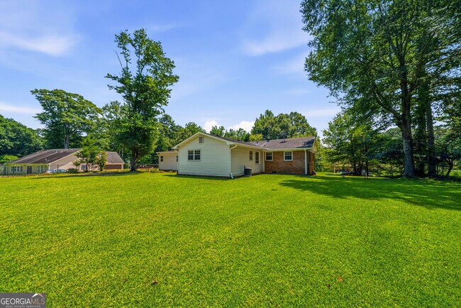 Building Photo - 3940 Hubert Dr