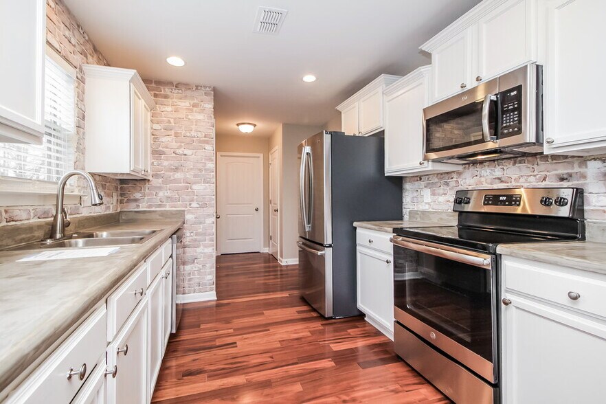 Building Photo - 3002 Aruna Ct