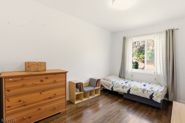 Building Photo - 214 S Valley Rd