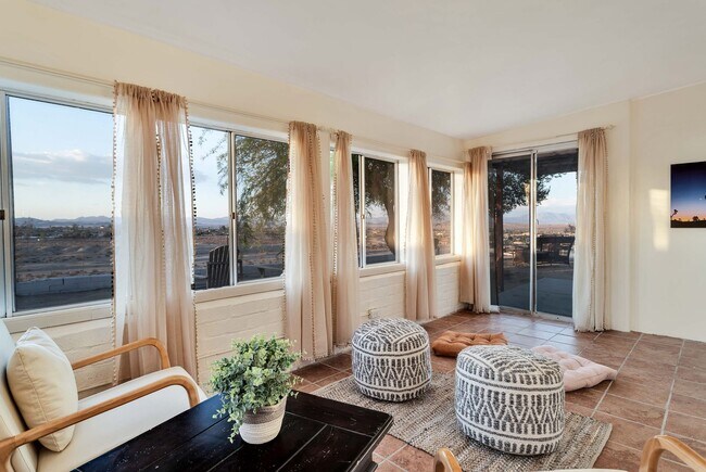 Building Photo - 2 Bedroom 1 Bath - Furnished Hilltop Home ...