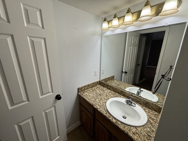 Building Photo - 1 bed 1 bath at Sagewood Condominiums