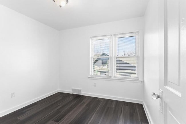 Building Photo - 216 Jones St