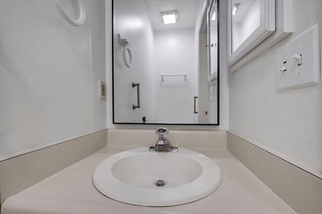 Building Photo - Townhome Off The Parkway