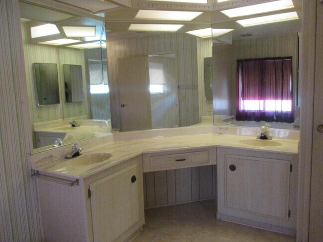 Building Photo - 760 Santo Tomas Dr