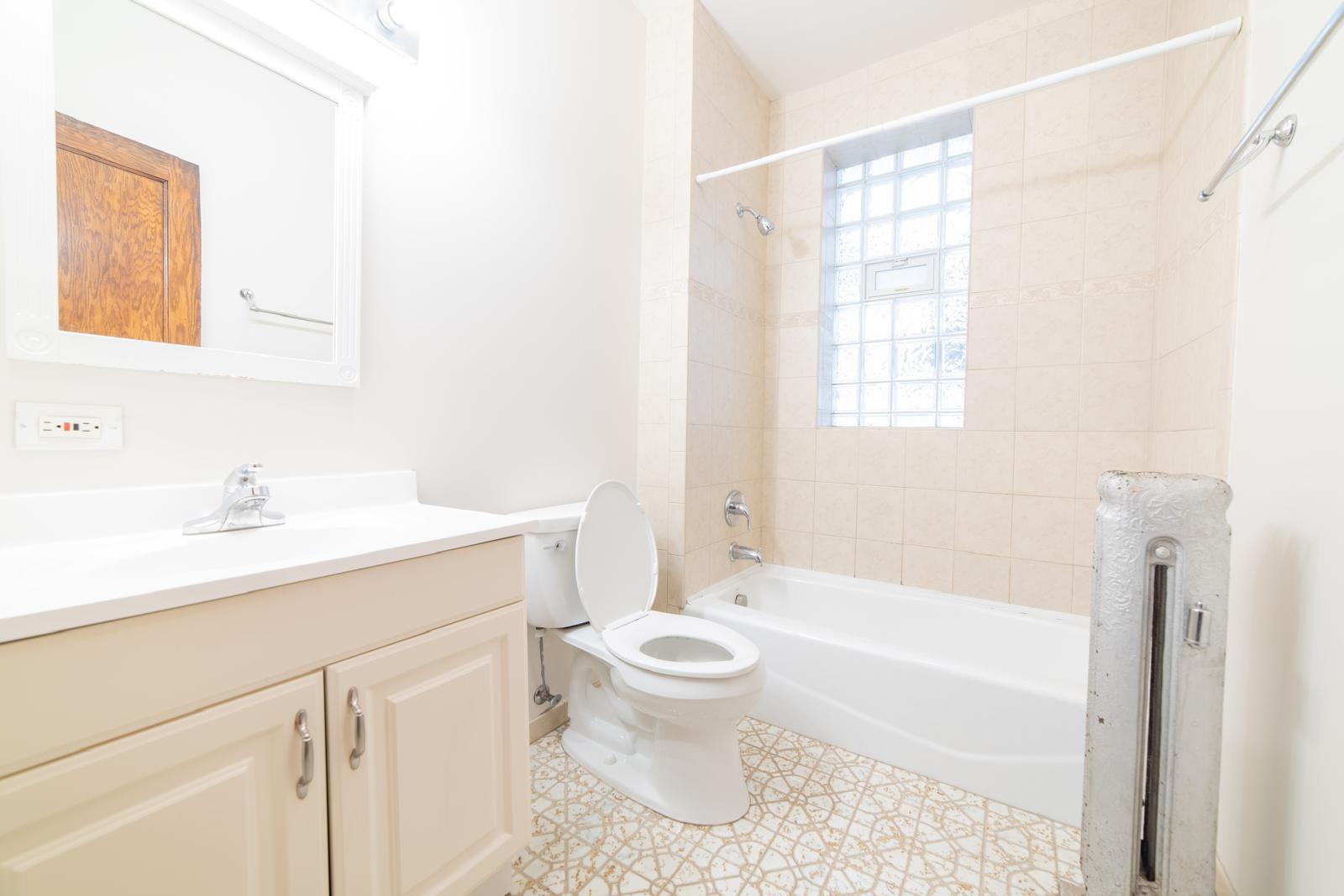 Bathroom - 1012 N Oakley Blvd