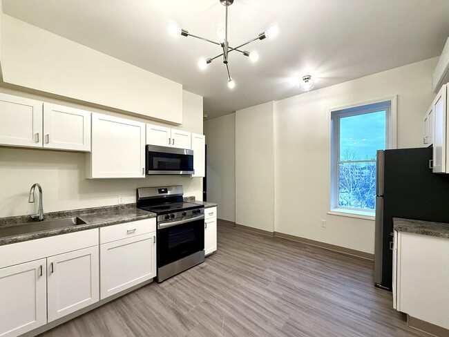 Building Photo - 1138 Elm St