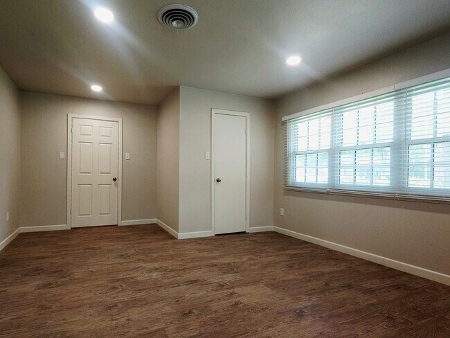 Building Photo - Beautiful 3 Bedroom Home With A Huge Bonus...