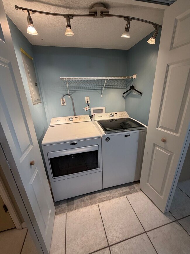 Building Photo - Coastal Living in the Heart of Destin