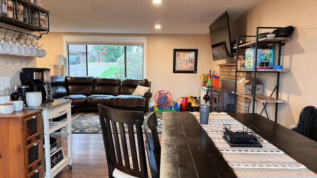 Building Photo - Fantastic Home Close to Schools, Shopping ...