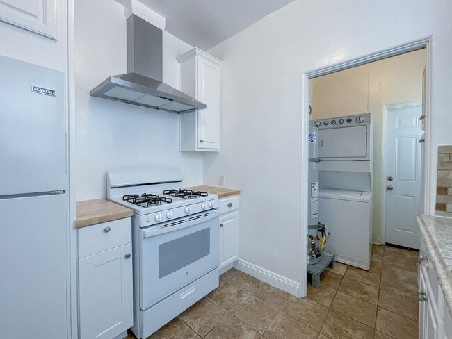 Building Photo - beautiful 2bd 2ba near Melrose Place