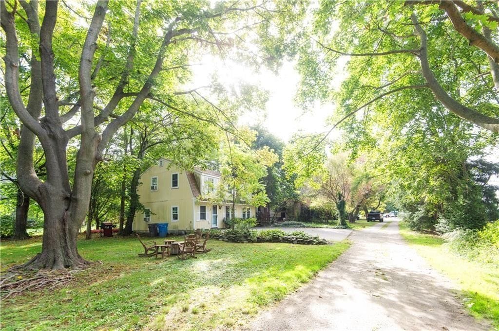 Building Photo - 554 E Main Rd