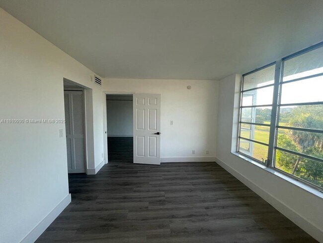 Building Photo - 3151 S Palm Aire Dr